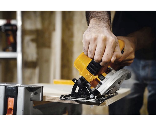 Ručná okružná píla reže kus dreva.