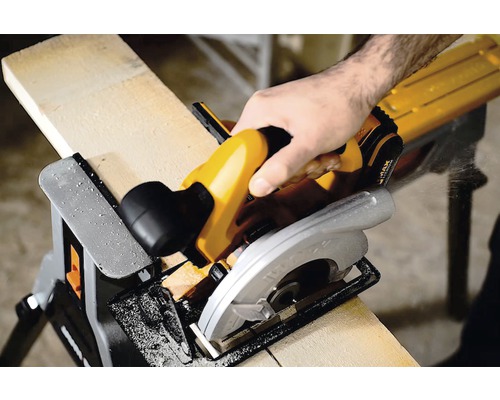 Ručná kotúčová píla reže drevenú dosku na kozlíku