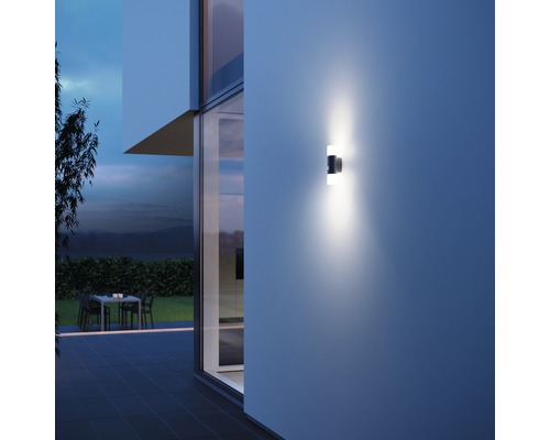 Vonkajšie nástenné svietidlo na stene domu s modernou architektúrou