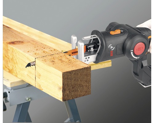 Akumulátorová chvostová píla reže kus dreva