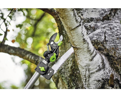 Nožnice na konáre s pílou pri rezaní konára na strome