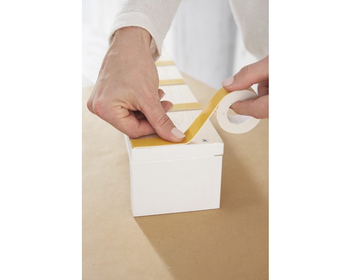 Aplikácia obojstrannej lepiacej pásky na drevený predmet