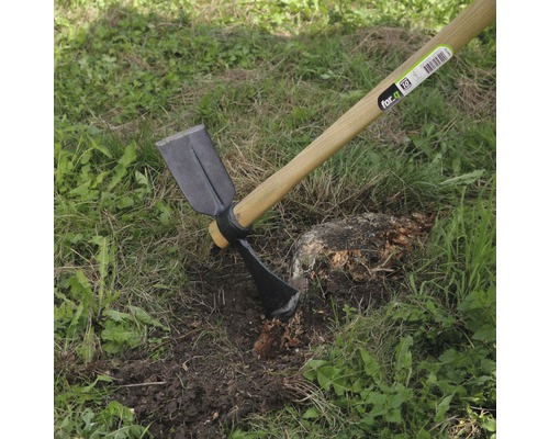 Motyka na úpravu pôdy v záhrade.