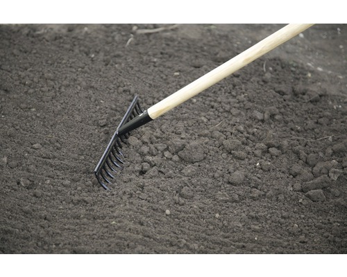 Záhradné hrable pri použití na poli