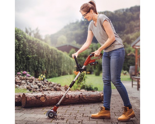 Žena používa na terase v záhrade obrubník.