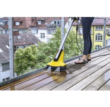 Žena čistí drevenú terasu pomocou čističa terás Kärcher