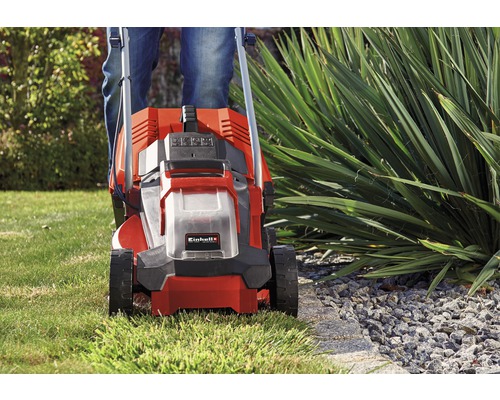 Kosačka na trávu Einhell v prevádzke v záhrade.