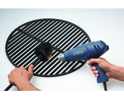 Čistenie grilovacieho roštu drôtenou kefou a teplovzdušnou pištoľou