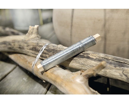 Viazací drôt na drevenej cievke