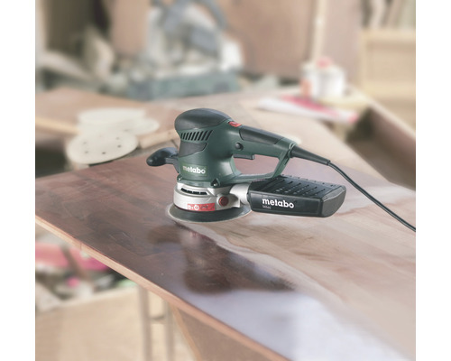 Excentrická brúska Metabo na drevenom povrchu