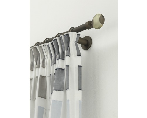 Záclonová tyč so záclonou