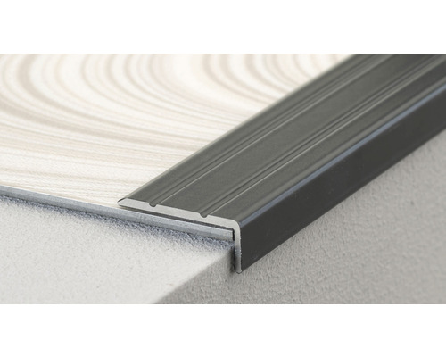 Kovový schodiskový profil na stupni