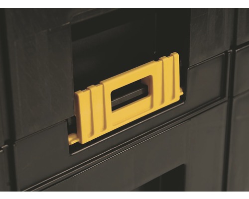 Detailný pohľad na kufor na náradie so žltou rukoväťou.