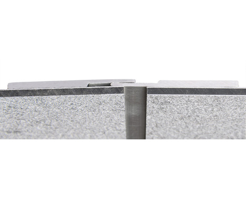 Detailný pohľad na dlaždice s kovovou lištou