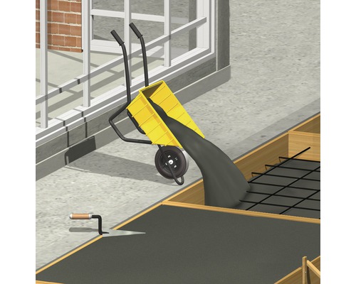 Fúrik vysýpa betón do debnenia pre základ.