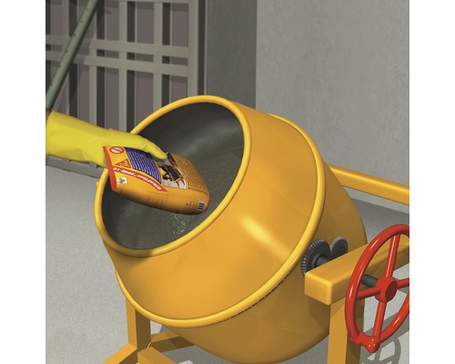 Osoba v rukaviciach sype vrece SikaFiber PPM-12 do miešačky na betón.