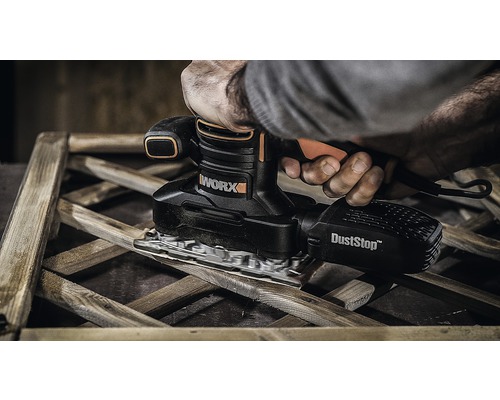 Osoba brúsi drevo vibračnou brúskou WORX s odsávaním prachu