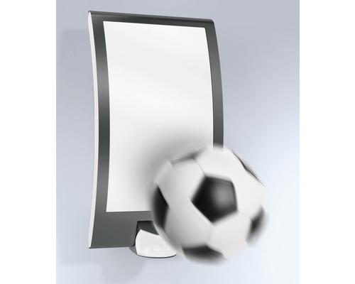 Svetelný box s futbalovou loptou v popredí