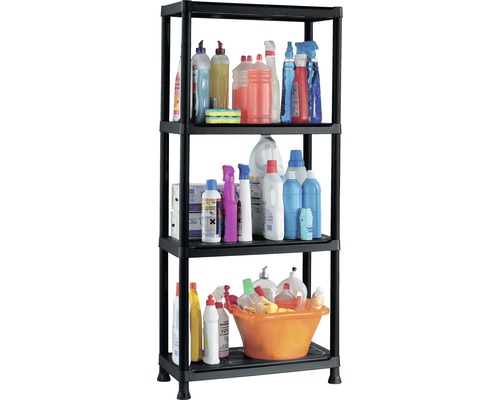Čierny plastový regál so štyrmi policami plný čistiacich prostriedkov.