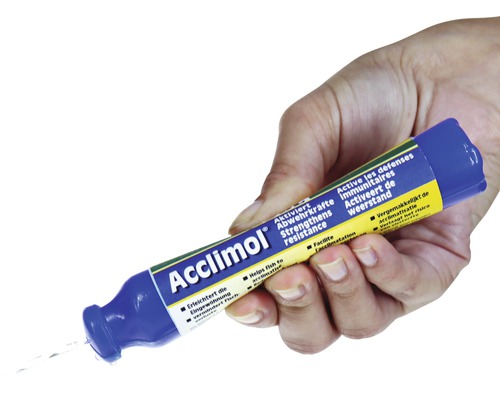 Ruka drží úpravovňu vody Acclimol na aklimatizáciu rýb