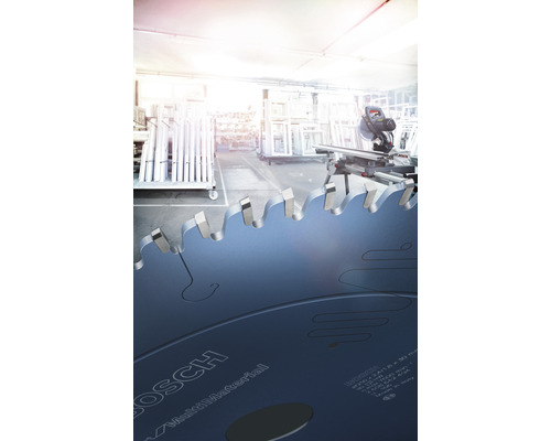 Kotúčová píla na pozadí dielne