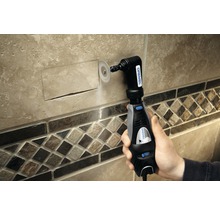 Logo Dremel. Ruka používa nástroj Dremel na rezanie dlaždice.