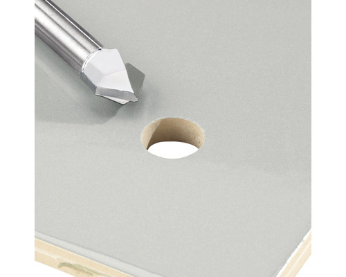 Vrták na dlaždice vedľa otvoru v dlaždici