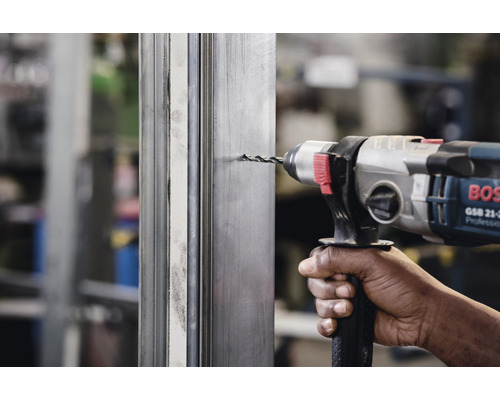 Vŕtačka vŕta otvor do kovového profilu