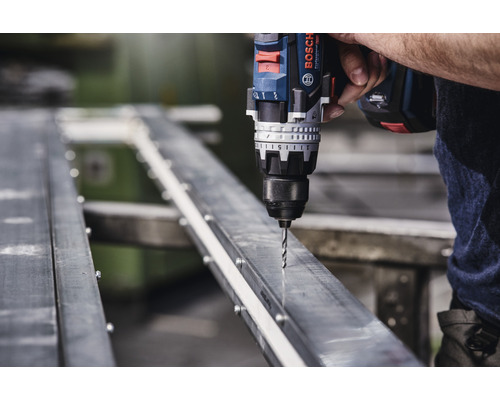 Akumulátorový vŕtací skrutkovač vŕta otvor do kovového profilu