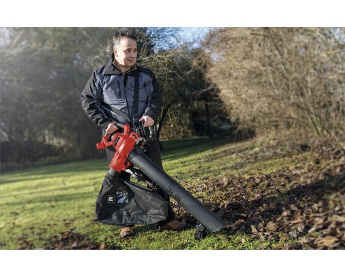 Muž používa elektrický vysávač lístia v záhrade na odstraňovanie lístia.