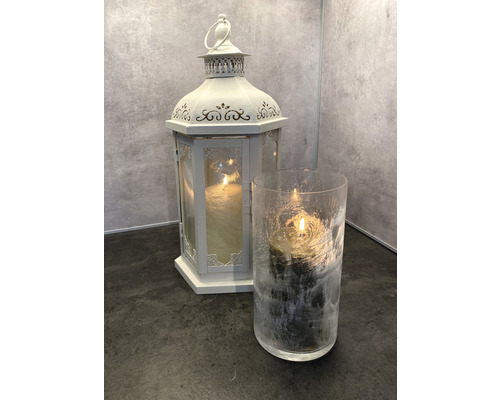 Dekoratívna lampa a svietnik s horiacimi sviečkami