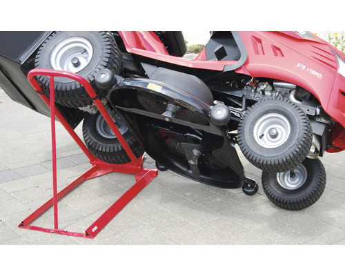 Záhradný traktor na zdviháku pre údržbu záhradného traktora