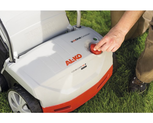 Detailný záber prevzdušňovača trávnika s nastavením hĺbky a logom Al-Ko.