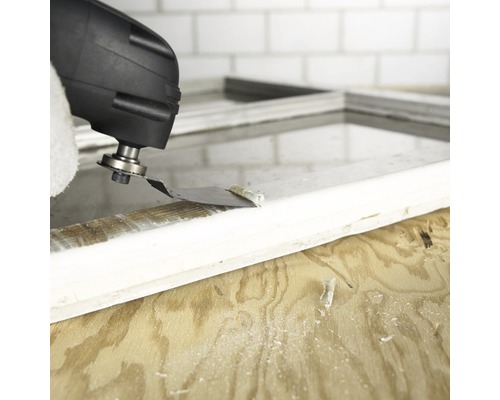 Oscilačné elektrické náradie odstraňuje farbu z okenného rámu