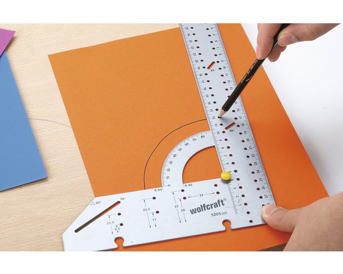 Multifunkčný uholník Wolfcraft na kreslenie polkruhu na oranžový papier ceruzkou.