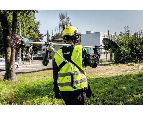 Osoba s akumulátorovým vyžínačom Metabo vonku