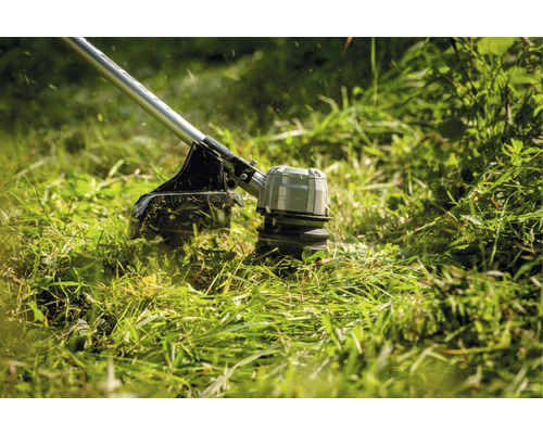 Strunová kosačka v akcii pri sekaní trávy