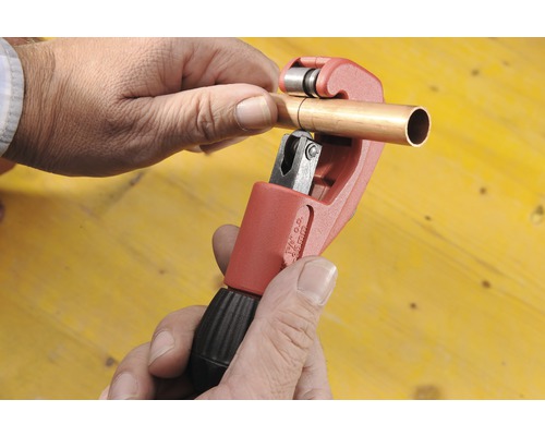 Medená rúrka sa obrába rezačkou rúr.