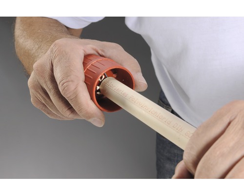 Rezačka rúrok v prevádzke na plastovej rúre