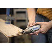 Multifunkčný nástroj Dremel 4250 reže drevo