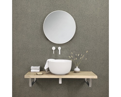 Kúpeľňa s okrúhlym zrkadlom, umývadlom na dosku, uterákmi a drevenou pracovnou doskou