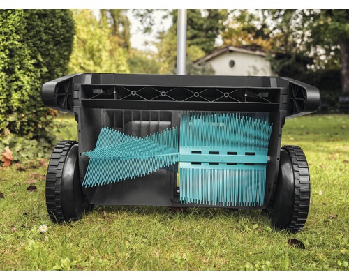 Prevzdušňovač trávnika so zberným košom na trávniku