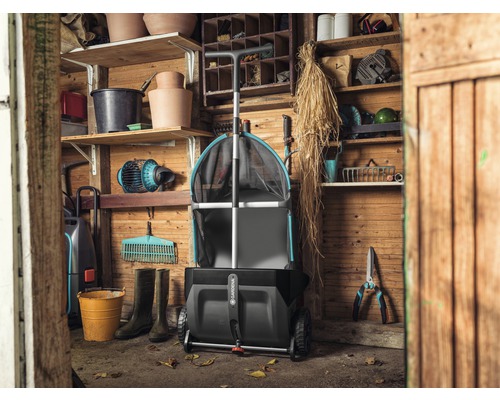 Záhradná búda so záhradným náradím a zberačom lístia a trávy s logom Gardena
