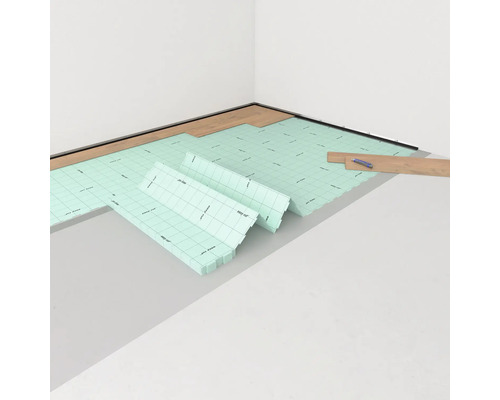 Pokládka krokovej izolácie v miestnosti.