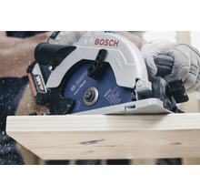 Akumulátorová okružná píla reže drevenú dosku, Logo Bosch