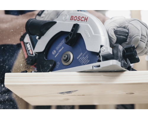Akumulátorová okružná píla pri rezaní dreva s logom Bosch