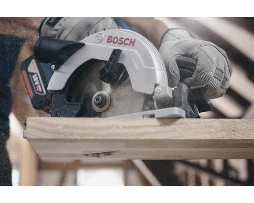 Akumulátorová okružná píla reže drevené dosky, logo Bosch