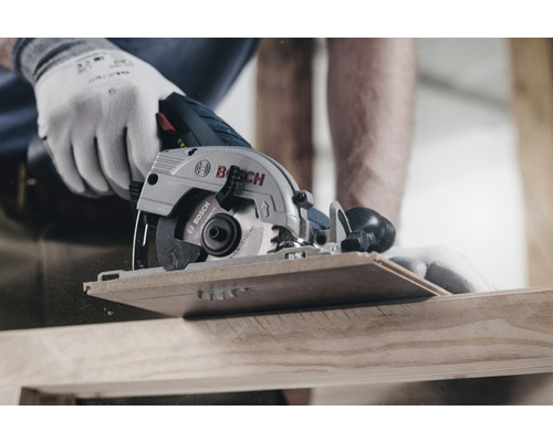 Akumulátorová kotúčová píla reže drevo