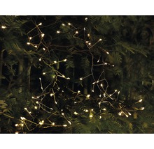 Ozdobná svetelná reťaz s teplými bielymi svetlami na strome