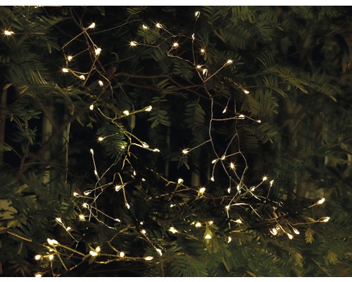 Ozdobná svetelná reťaz s teplými bielymi svetlami na strome